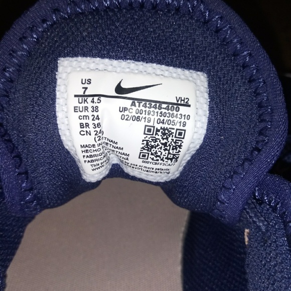 BRAND NEW WOMANS NIKE SZ.7 - Picture 3 of 4